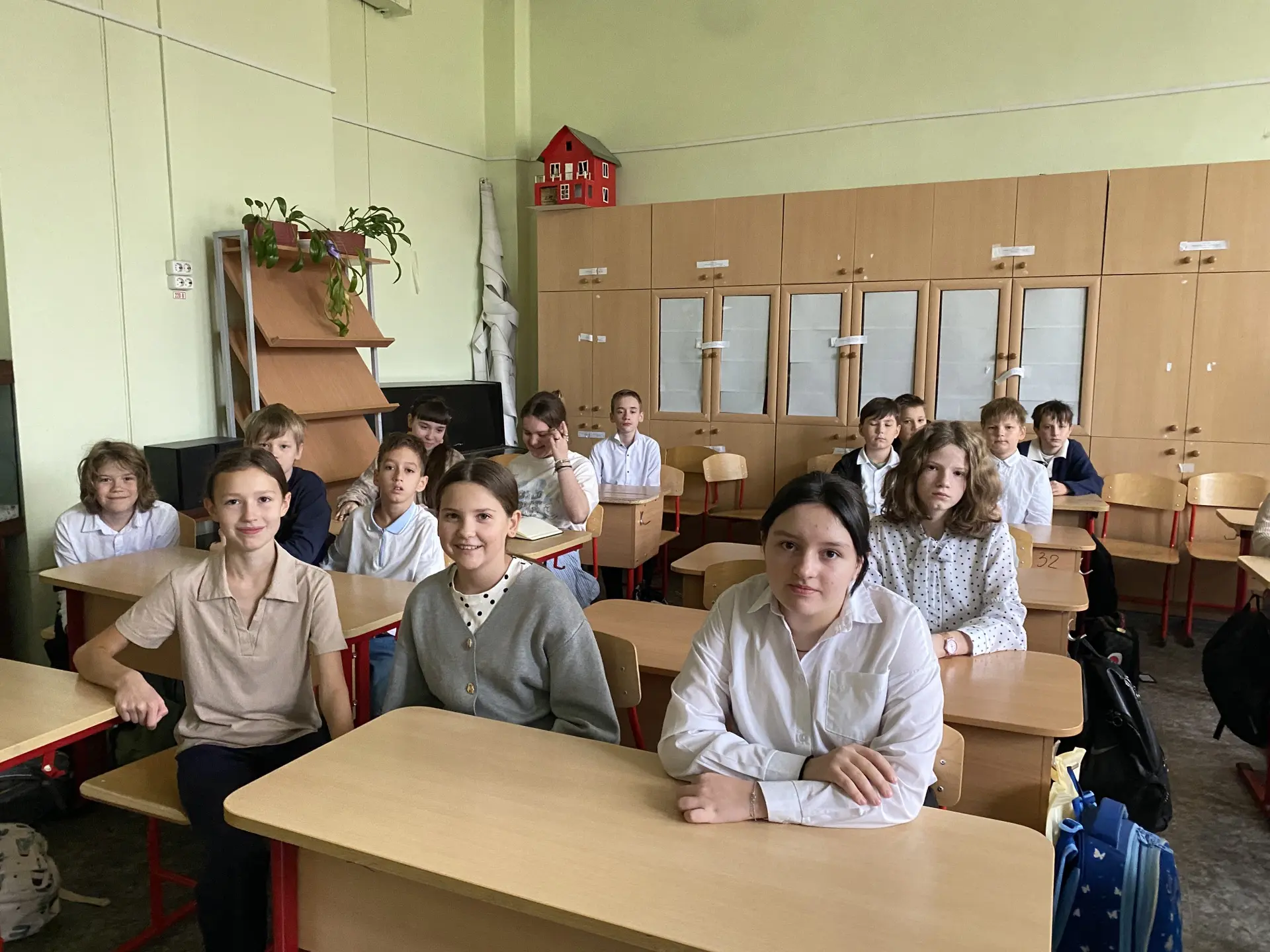 🇷🇺Неделя в нашей школе традиционно началась с поднятия флага РФ и исполнения гимна РФ.