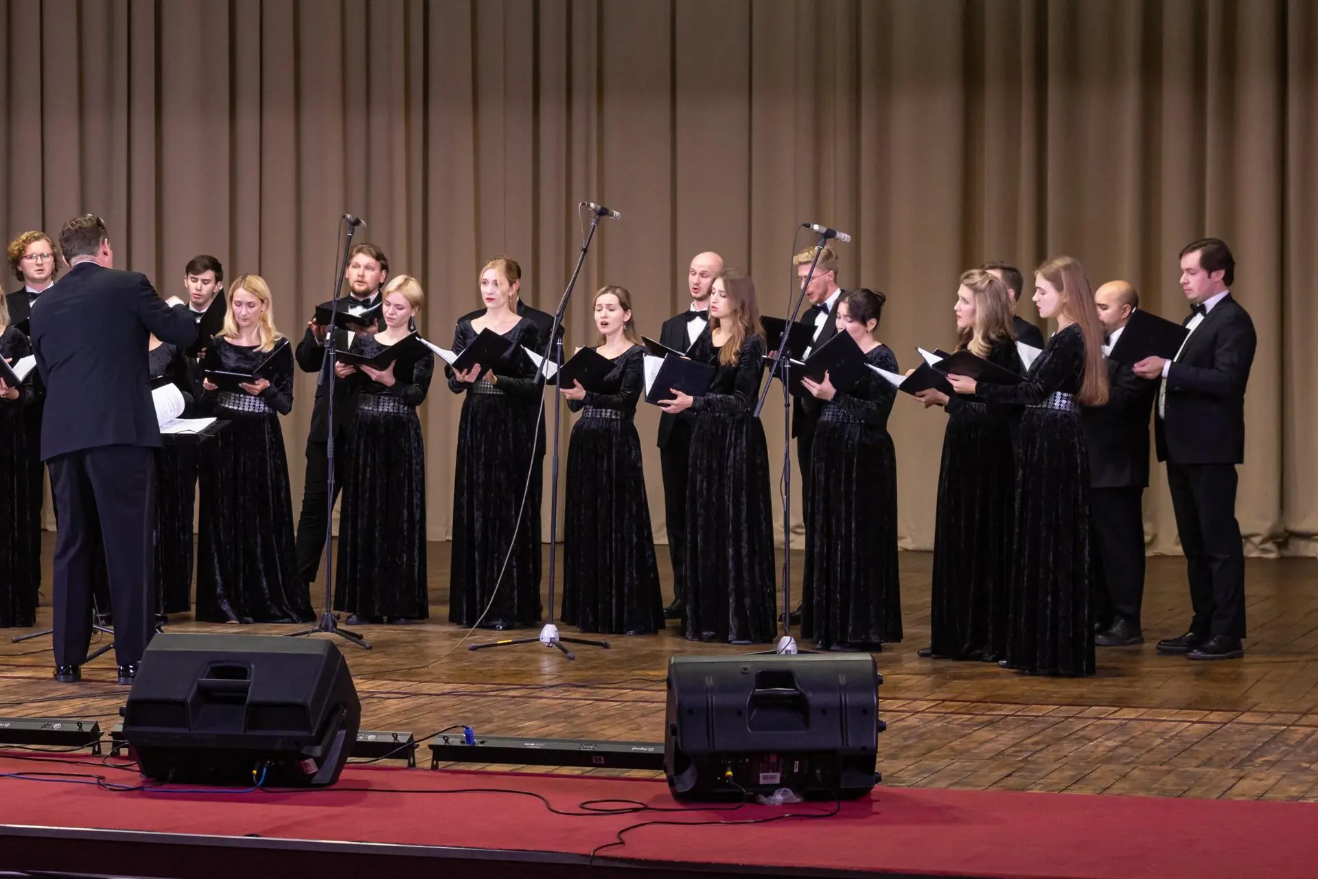 Впервые в ЛНР! Гнесинский ансамбль Altro Coro исполнил в Красном Луче шедевры русской д...