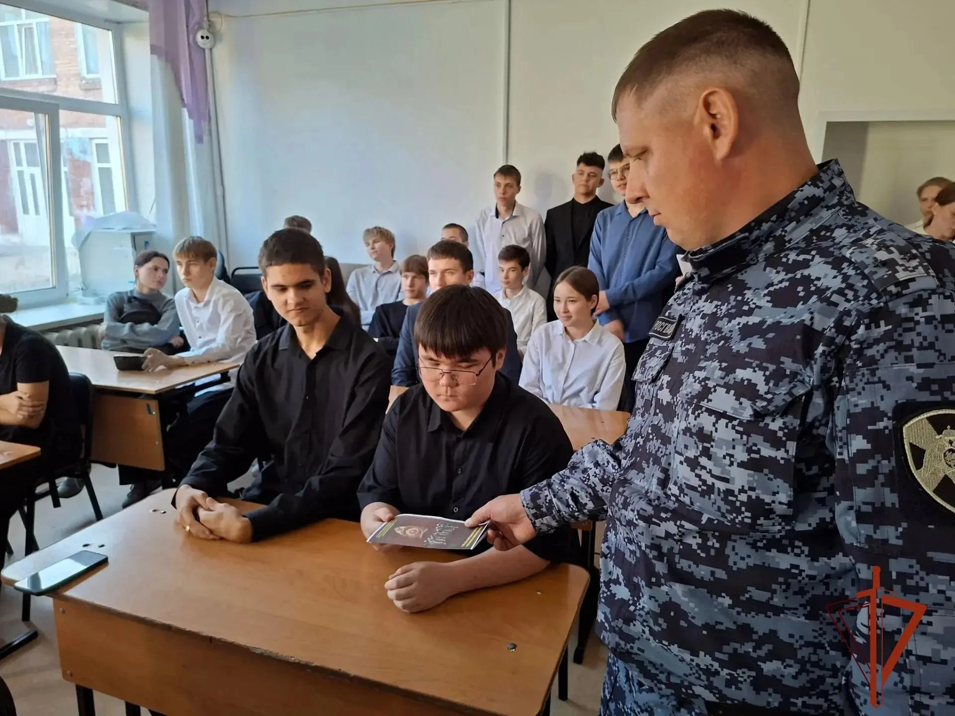 🔻В Ужуре росгвардейцы рассказали школьникам о своей службе