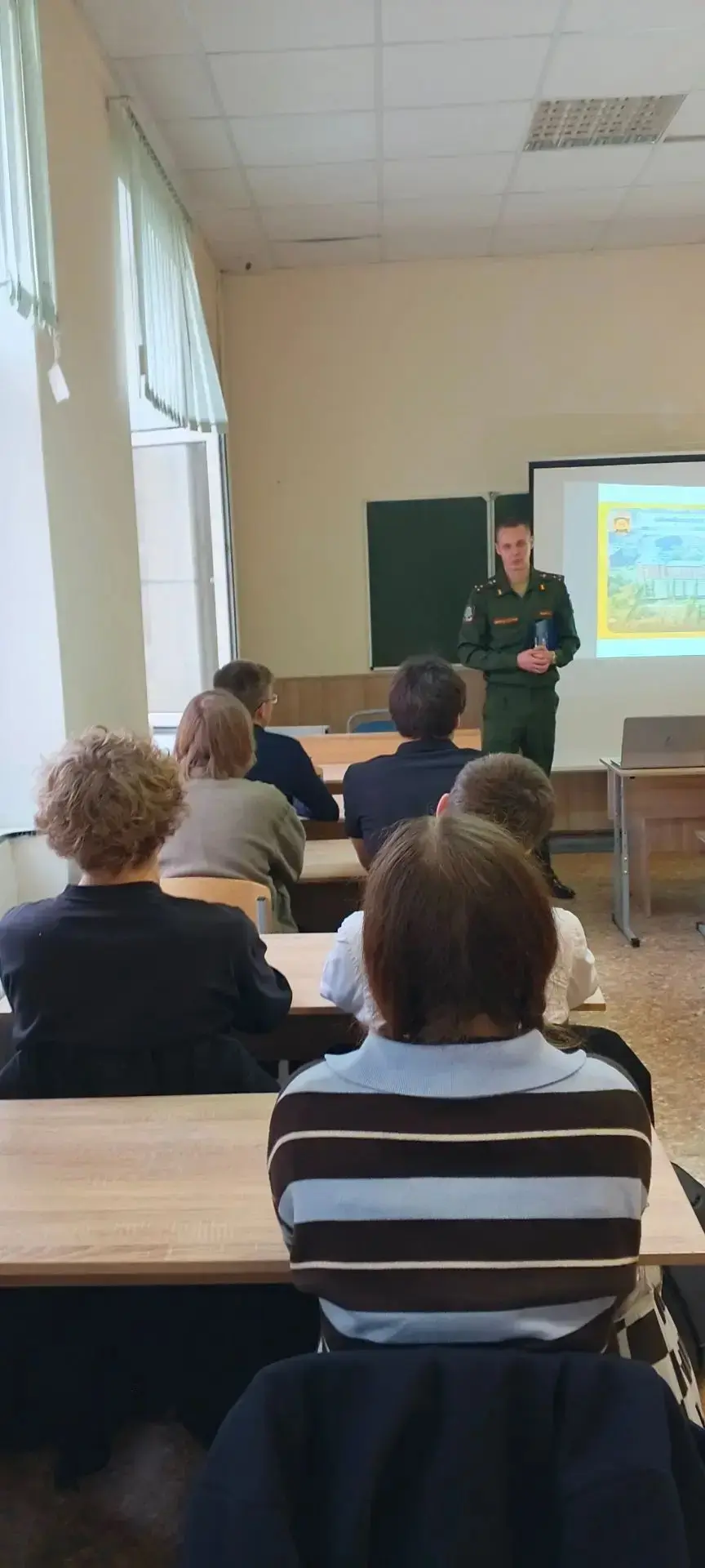 🏫15 октября в школе 79 была проведена беседа представителя ЮВО с учащимися 11 класса о...