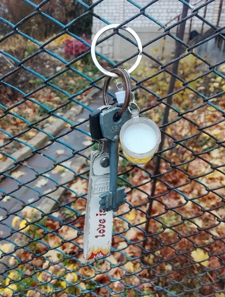 🔑Найдены ключи на улице Кирова. Висят на заборе ул.Кирова, дом 25.