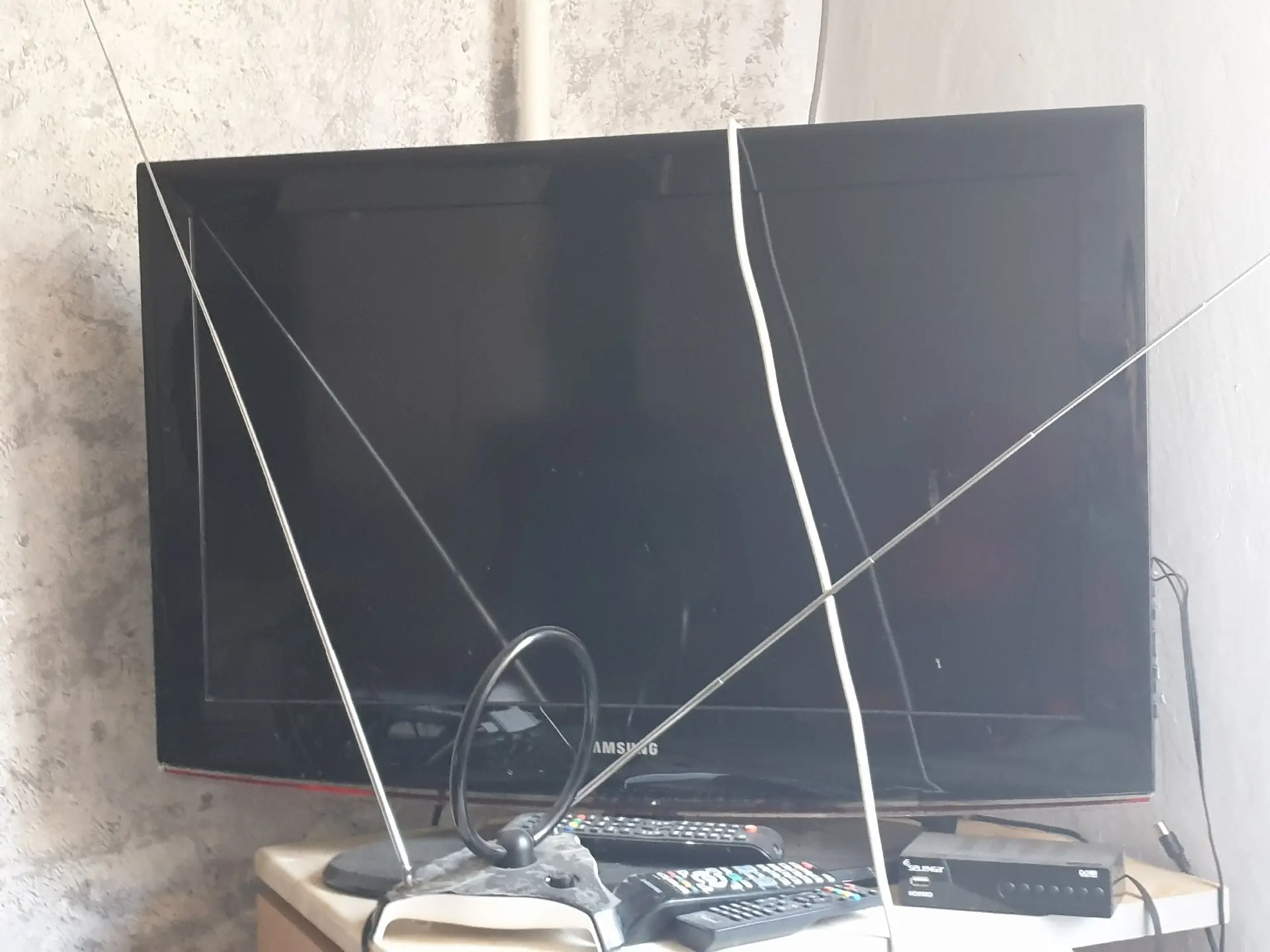 Продам телевизор Samsung за 5000р, комнатную антену за 2000р, приставку за 2000р. 8900-...