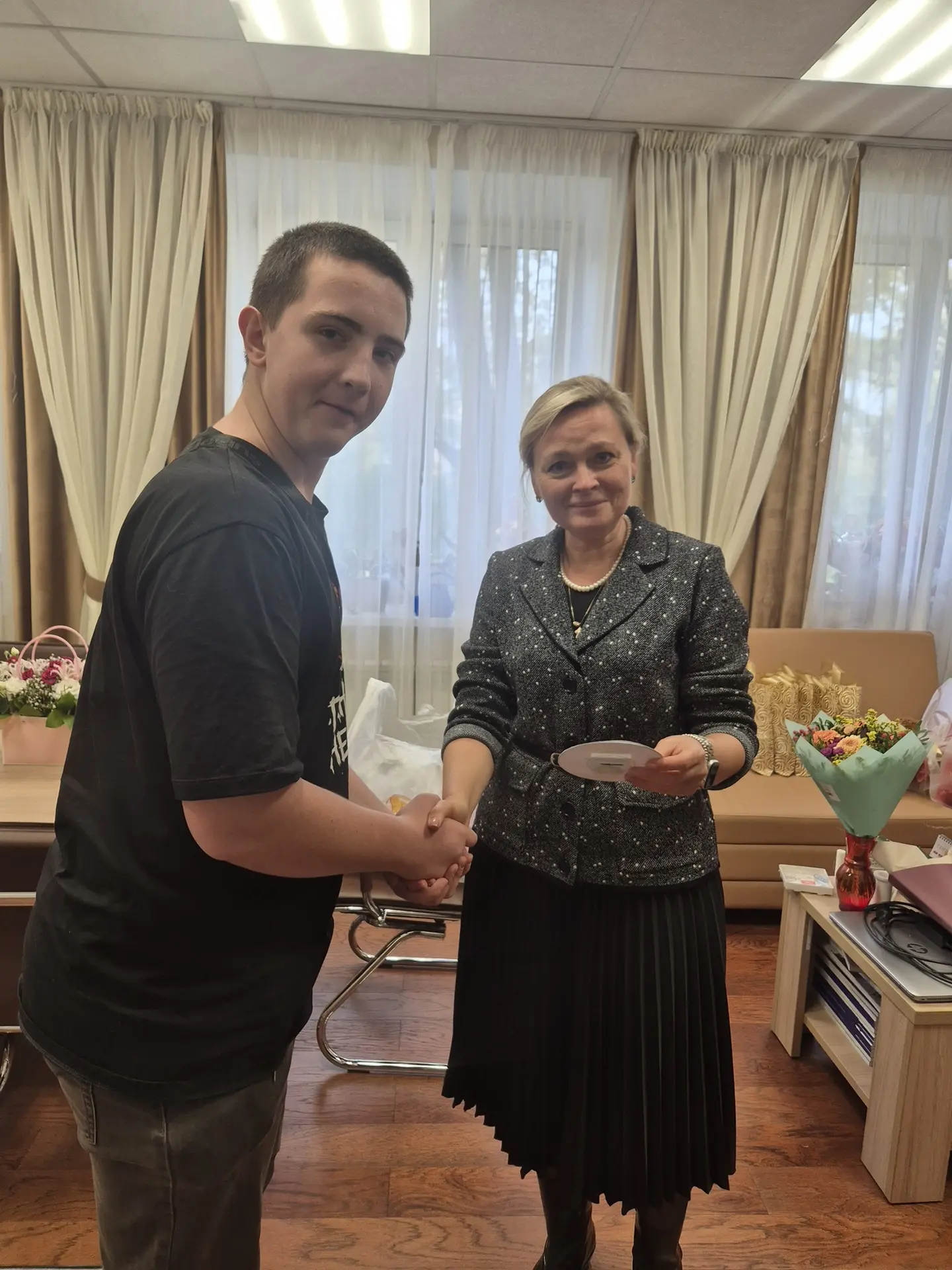 Ко Дню учителя старшеклассники решили сказать педагогам «спасибо» не только словами. Ре...