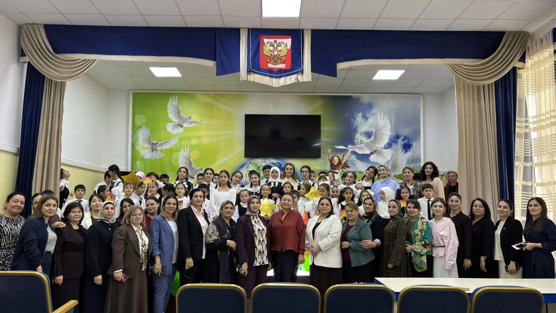 🎶 Творческий подарок для любимых учителей: в нашей школе прошёл праздничный концерт!