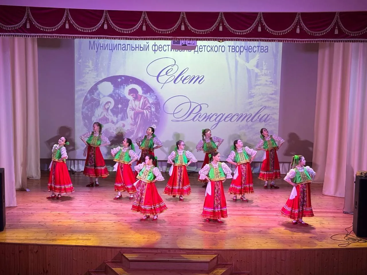 Праздник Рождество несет добро, мир и радость в каждый дом. В Рождественские дни сбываю...