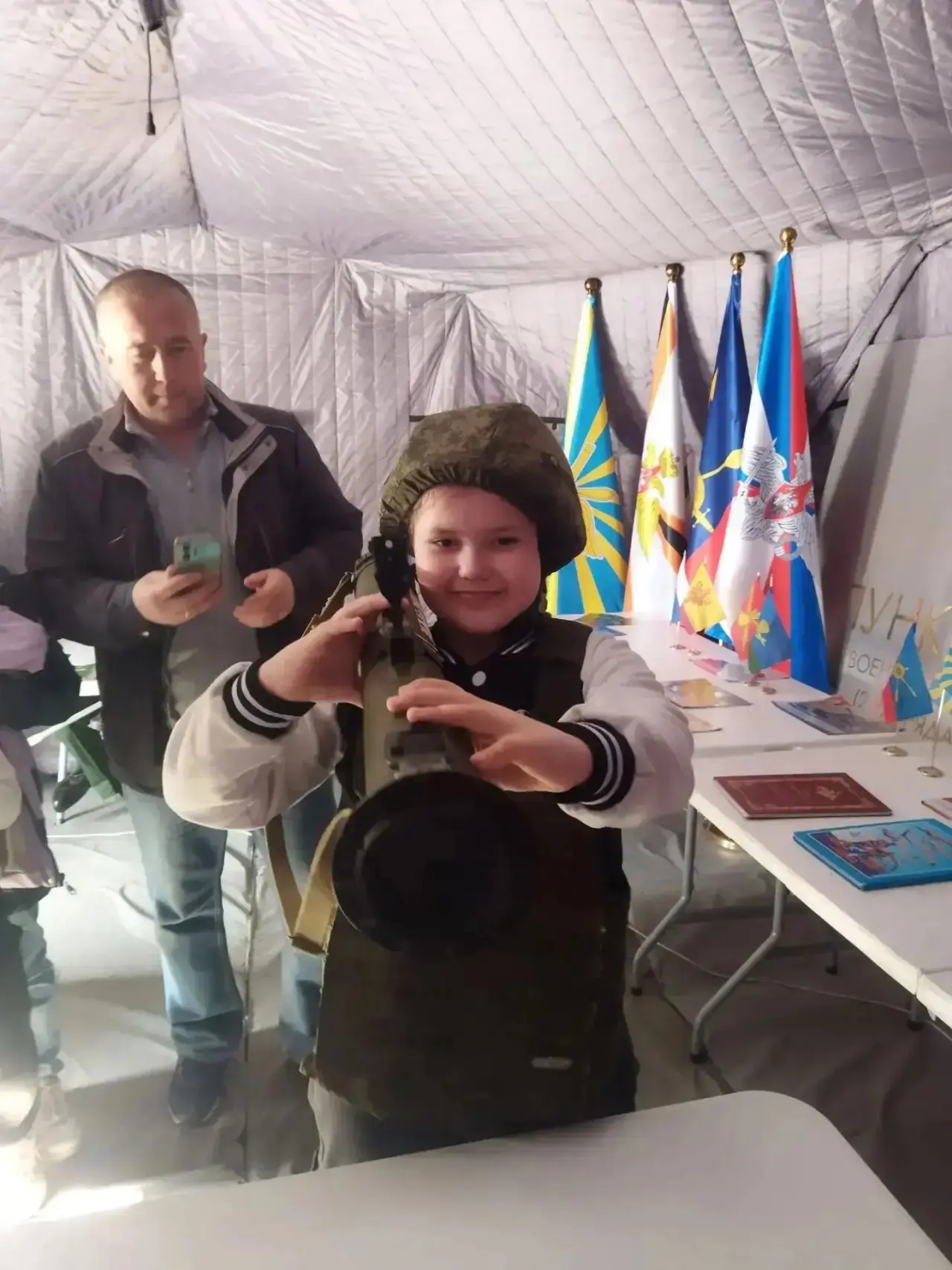 МедведеваАнастасия, ученица 5Б класса,и Медведева Галина, ученица 1Б класса,участники ф...