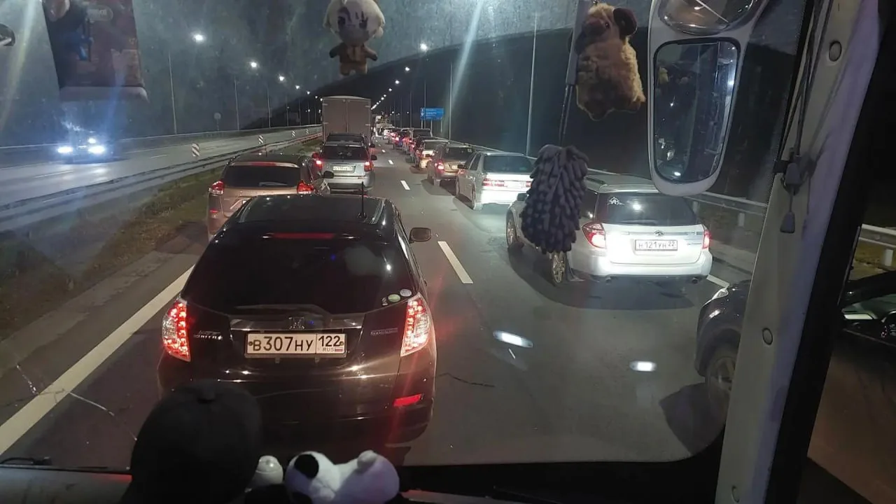 Пробка на выезде из Барнаула по Новому мосту. Стоят обе полосы.