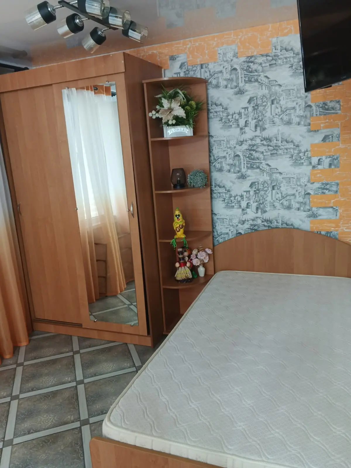 Продам б /у мебель: шкаф-купе, кровать и туалетный столик за всё 10т. Ст. Старовеличков...