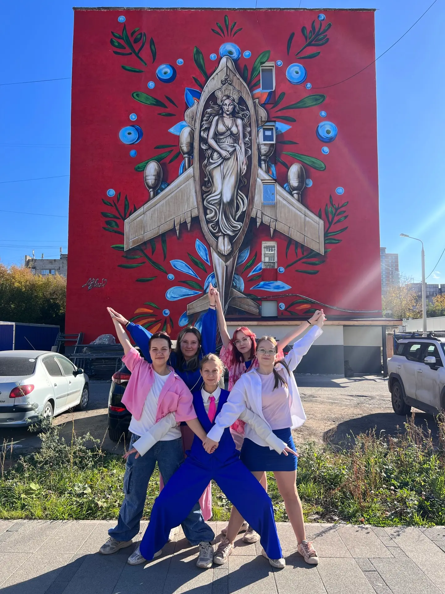 Вы уже видели потрясающие муралы, которые украшают стены нашего города? 🎨🖼️