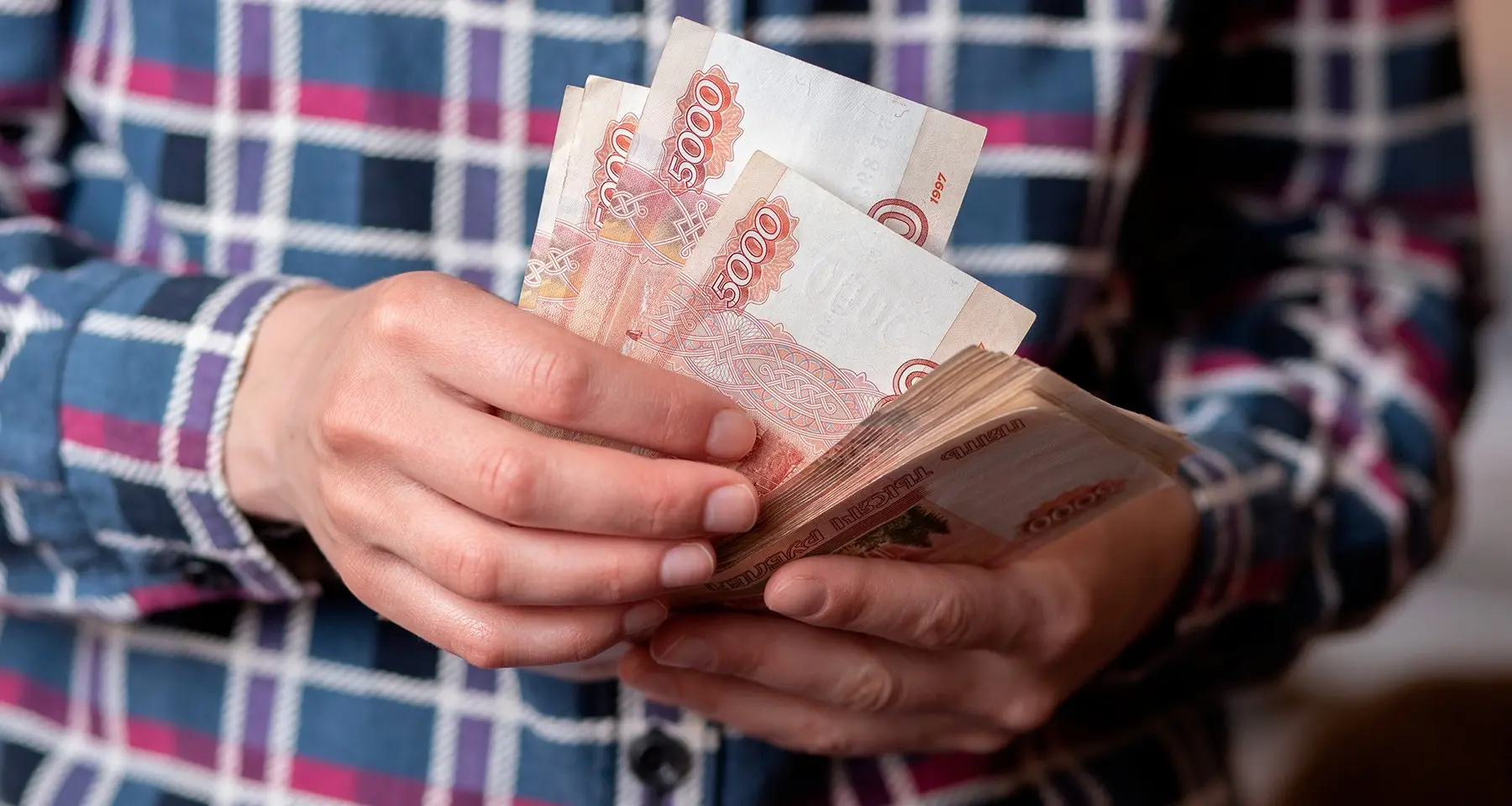 В России вдвое выросло число работников с зарплатой выше 200 тыс рублей