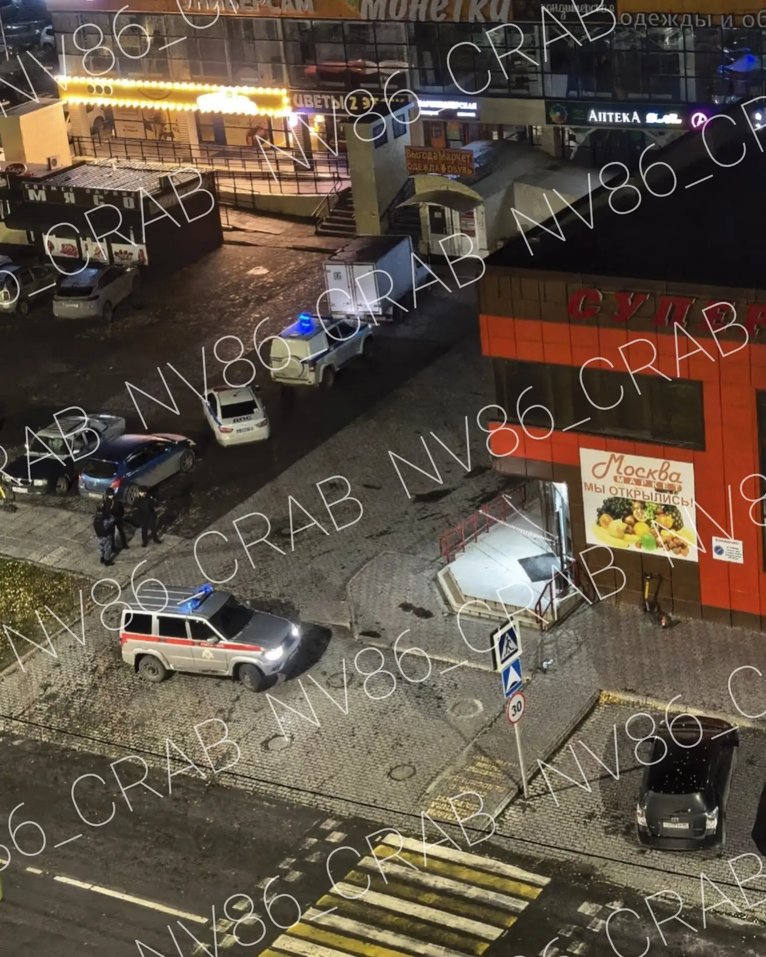 Подписчики сообщают, что супермаркет «Птаха» на Нефтяников оцепили сотрудники полиции и...