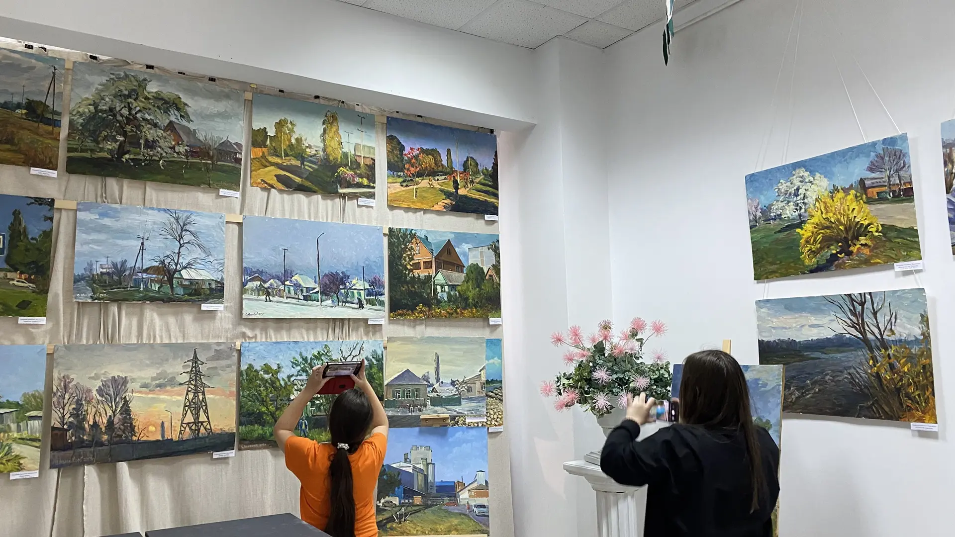 Посещение выставок является важным элементом обучения для учащихся в художественной шко...