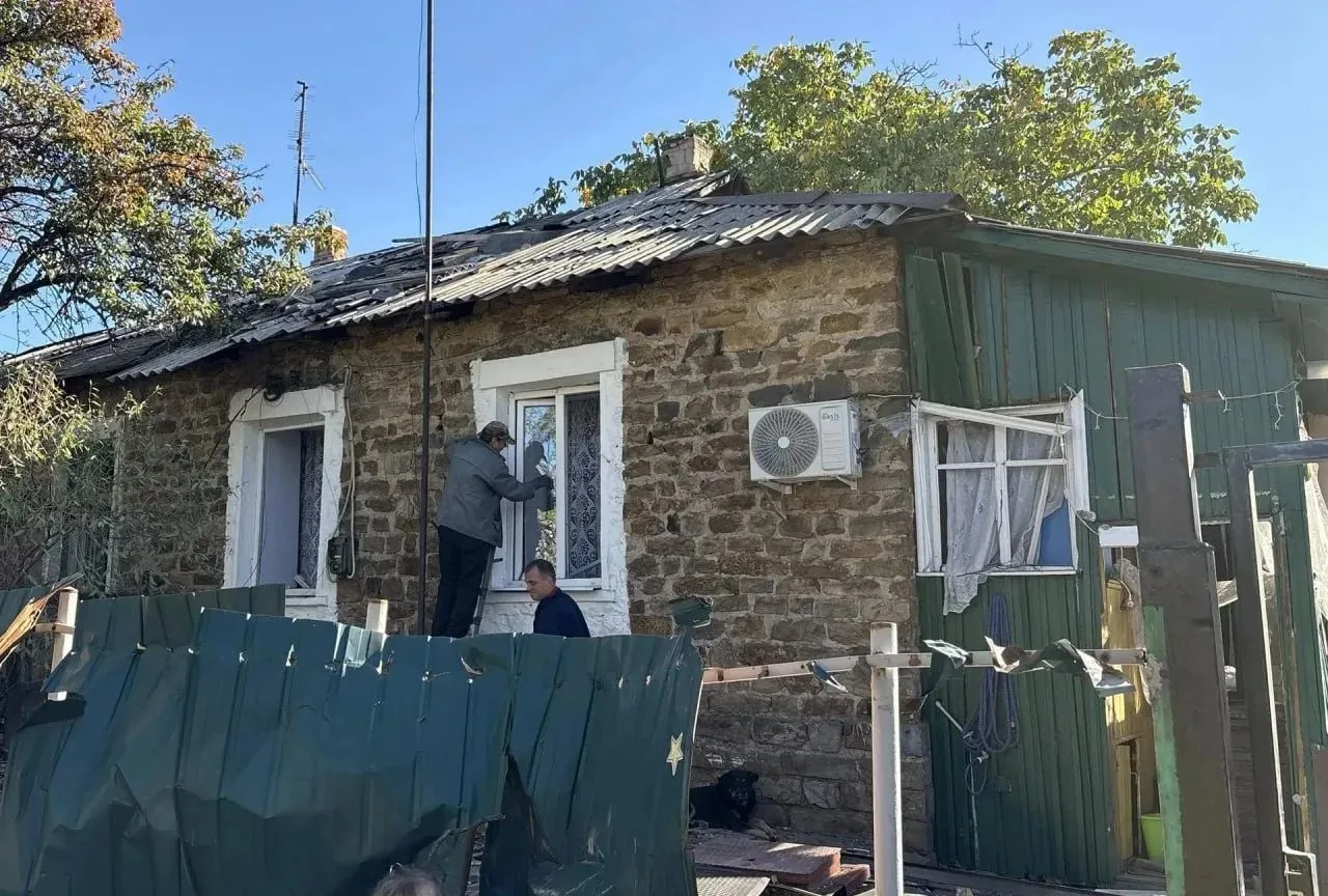 ⚡️Ночью вражеские БПЛА ударили по жилому району Красного Луча.