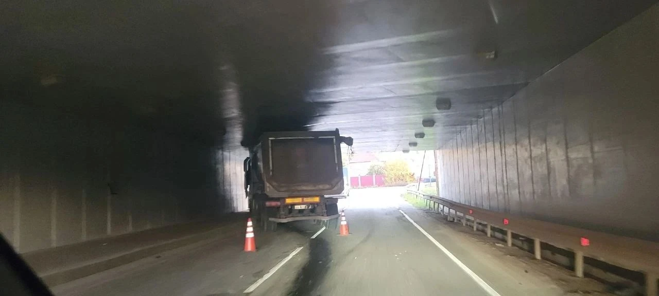 😱🚛 ГРУЗОВИК ЗАСТРЯЛ ПОД КАДОМ У ГОРСКОЙ 🚛😱