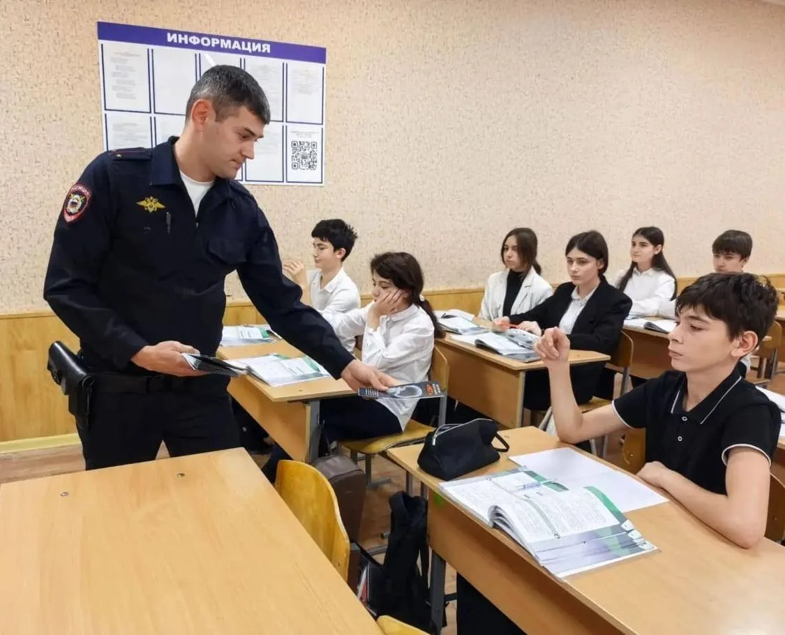 В КАБАРДИНО-БАЛКАРИИ ИНСПЕКТОРЫ ПО ДЕЛАМ НЕСОВЕРШЕННОЛЕТНИХ ОБСУДИЛИ СО ШКОЛЬНИКАМИ АКТ...
