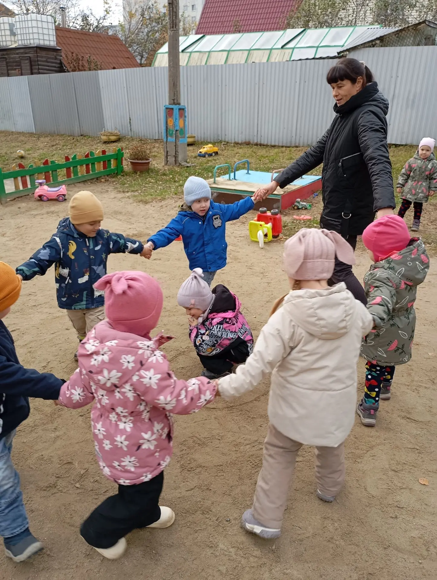 Осенняя прогулка в детском саду — это важнейший элемент  направленный на укрепление здо...