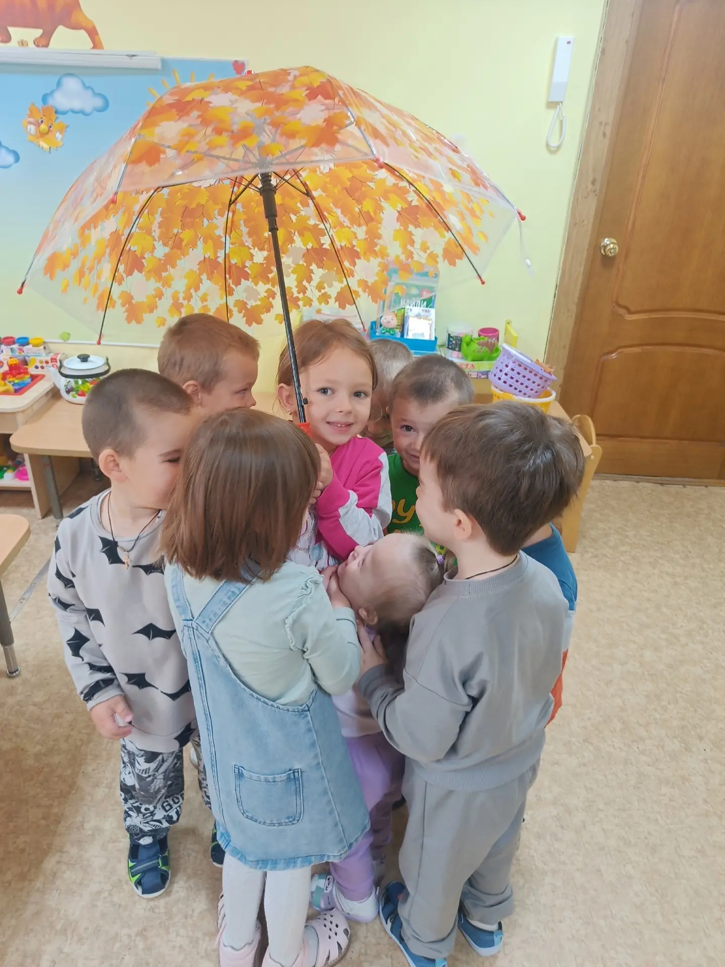 Осень - прекрасное время года , и ребята из группы " Почемучки"проводят его с пользой и...