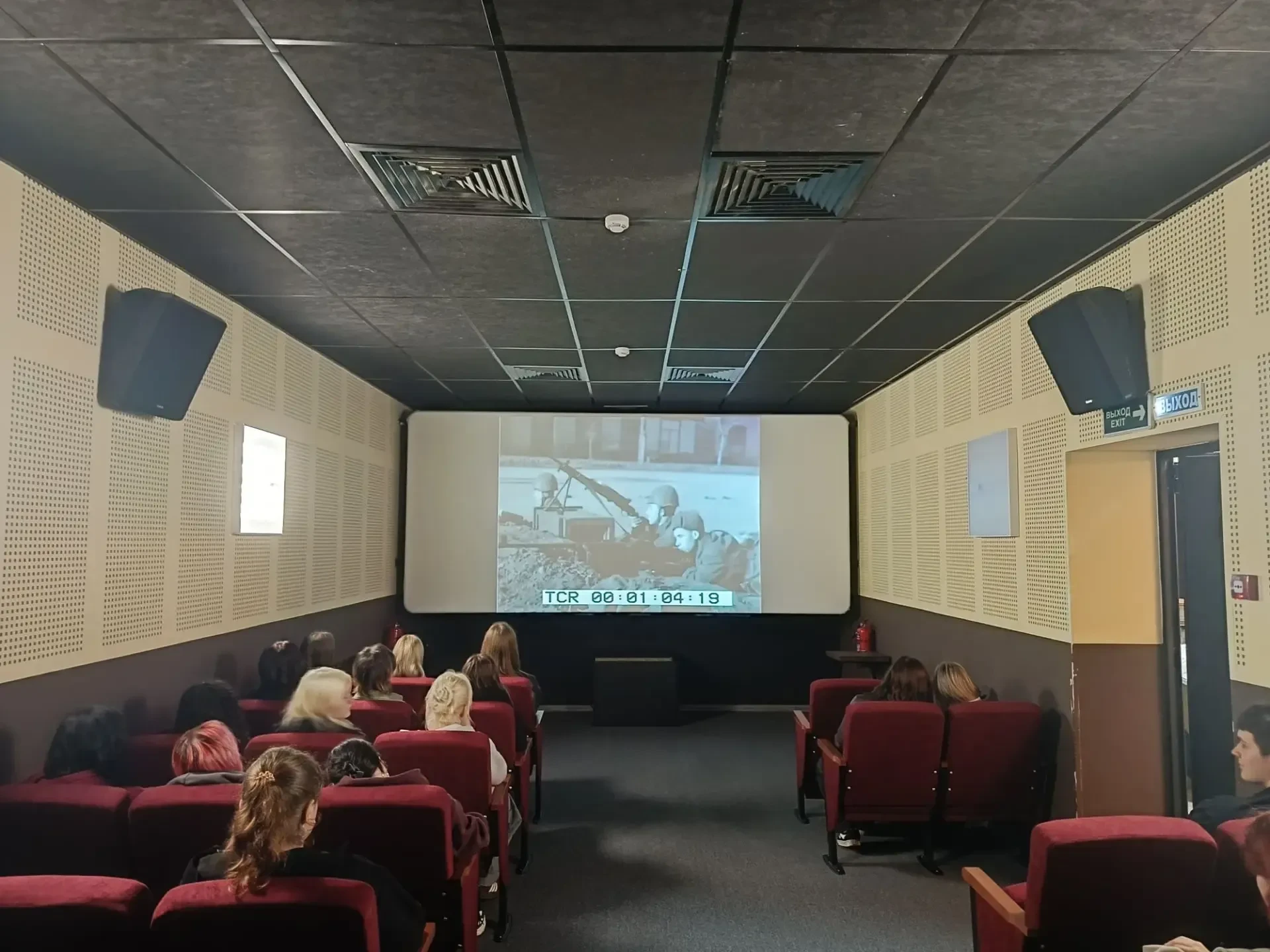 🎥 Кино, история и живые эмоции: студенты 2 курса побывали в ретрокинотеатре «Майский»!