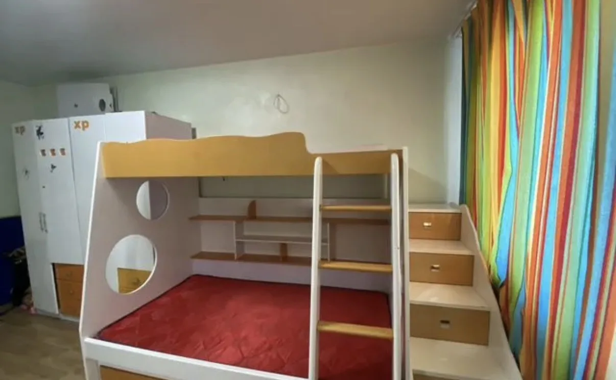 продаю двухъярусную кровать,два шкафа,лестницу с полками