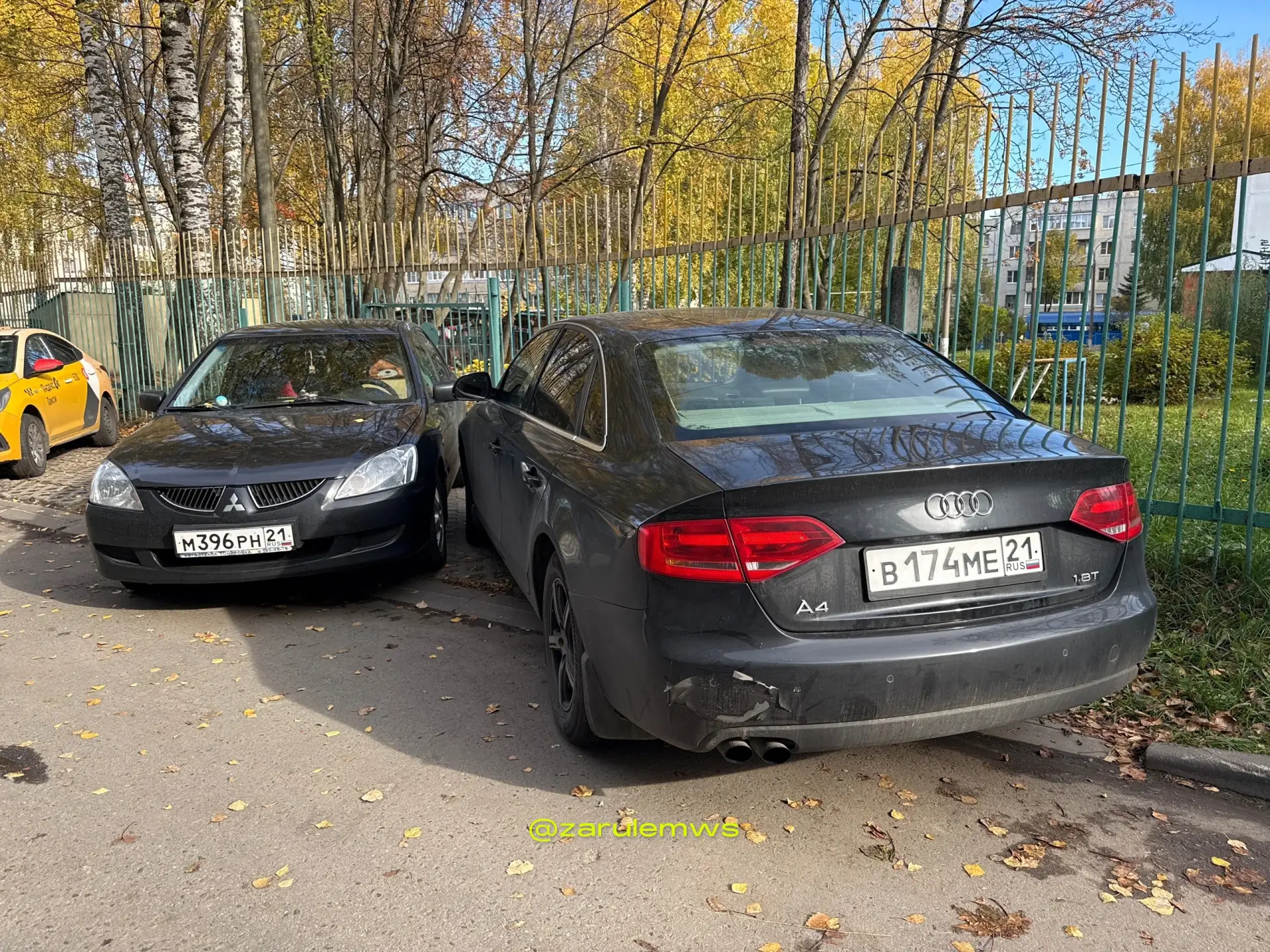 Вот так нынче паркуют свои «Ауди» во дворах: пусть знают своих героев!