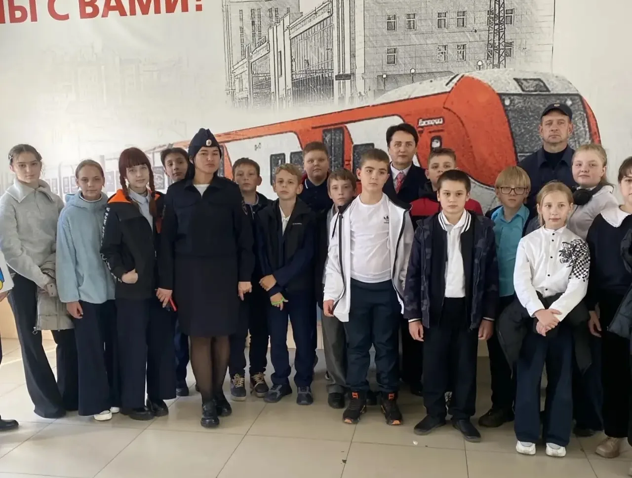 🍁В Белгороде транспортные полицейские и железнодорожники провели экскурсию для школьников