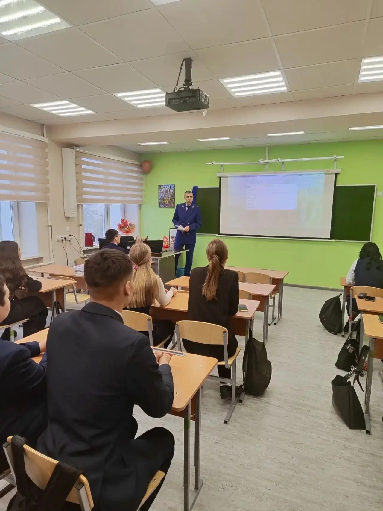 ⚖️ В 10Б прошло профориентационное мероприятие с помощником прокурора г. Магадана ⚖️