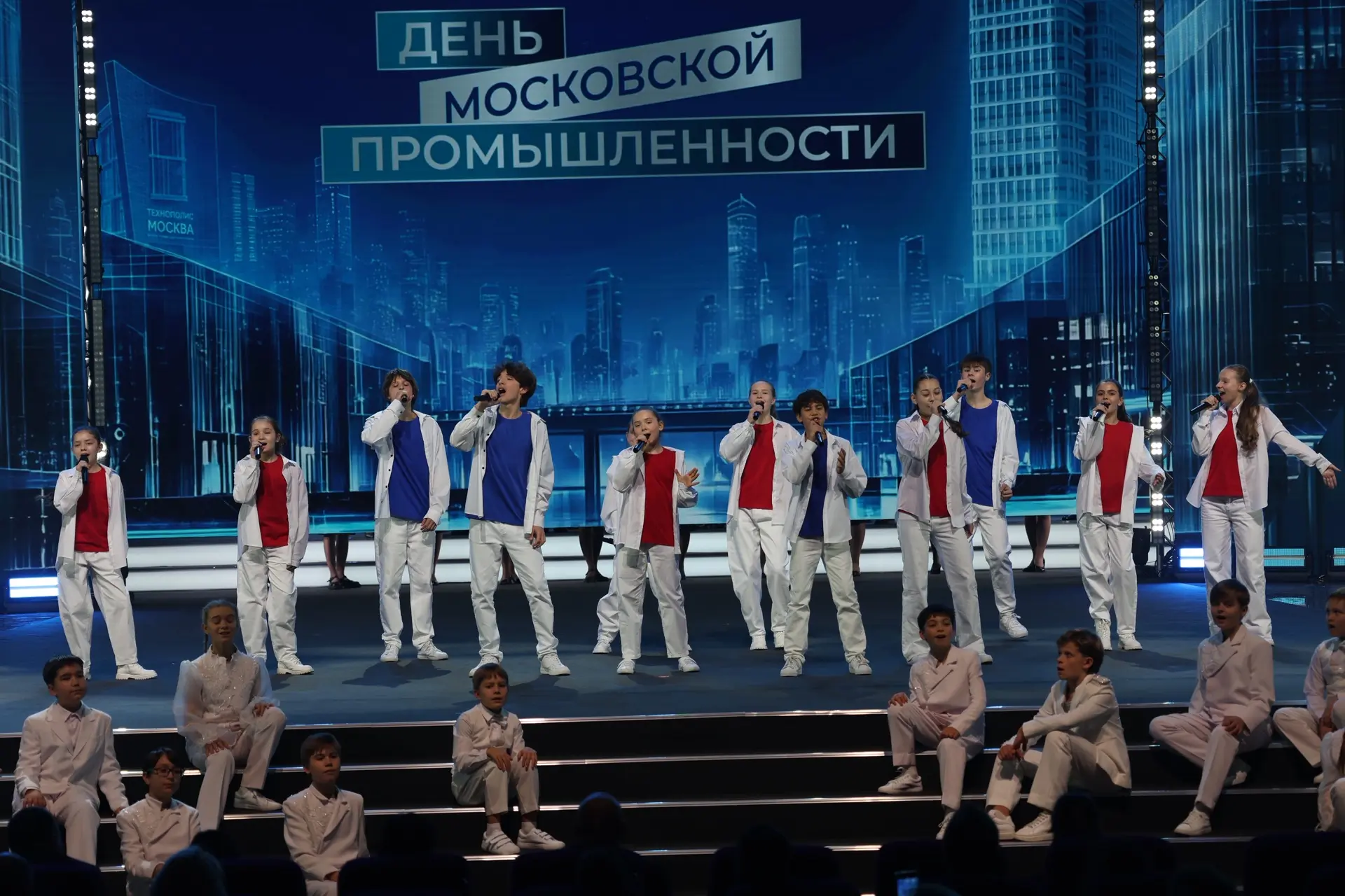 Артисты Детского музыкального театра «Домисолька» ярко поздравили столицу с Днём москов...
