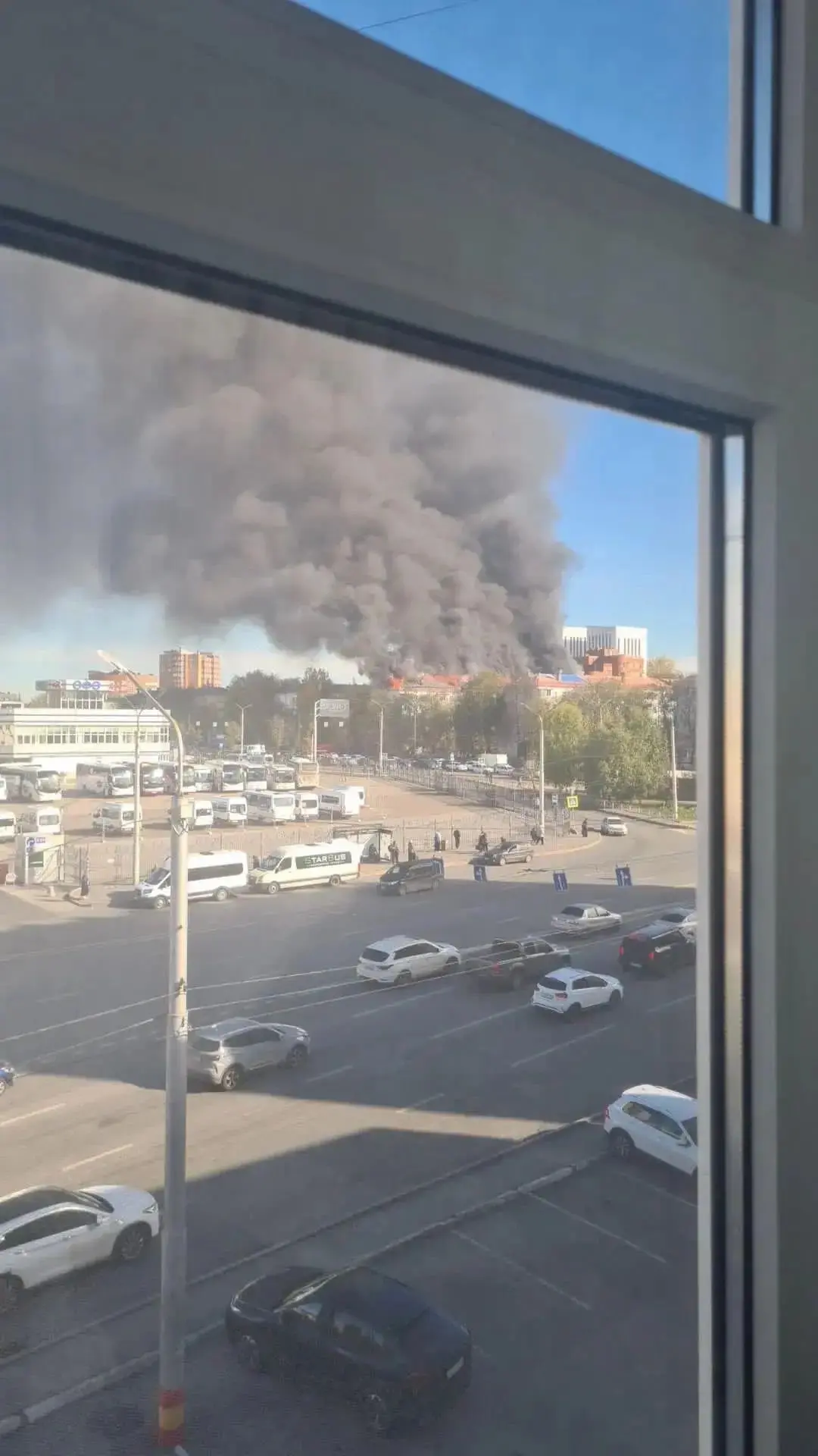 🔥 В Уфе загорелась крыша здания