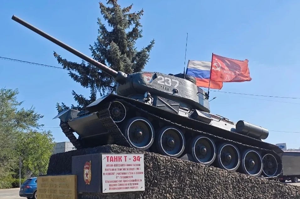 Танк Т-34, установленный на выезде из Луганска у Острой Могилы, имеет необычную историю...