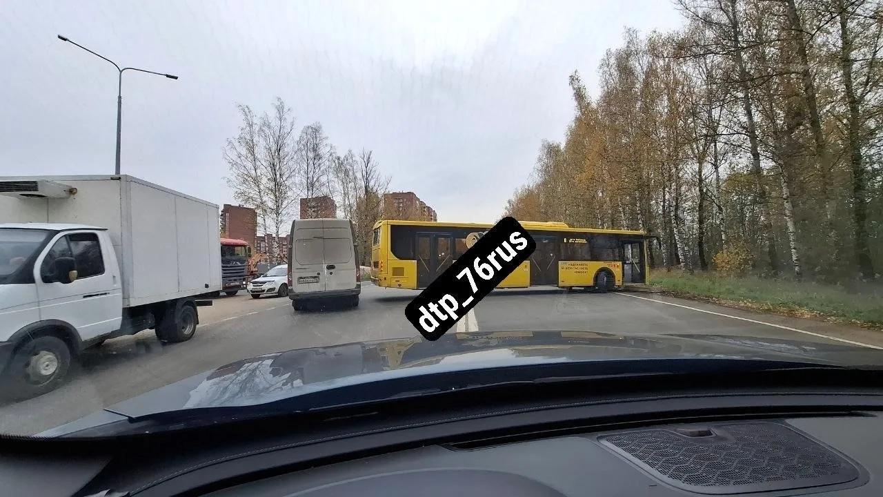 ❗ДТП перед въездом в Брагино со стороны Тутаева, автобус перегородил три  полосы.