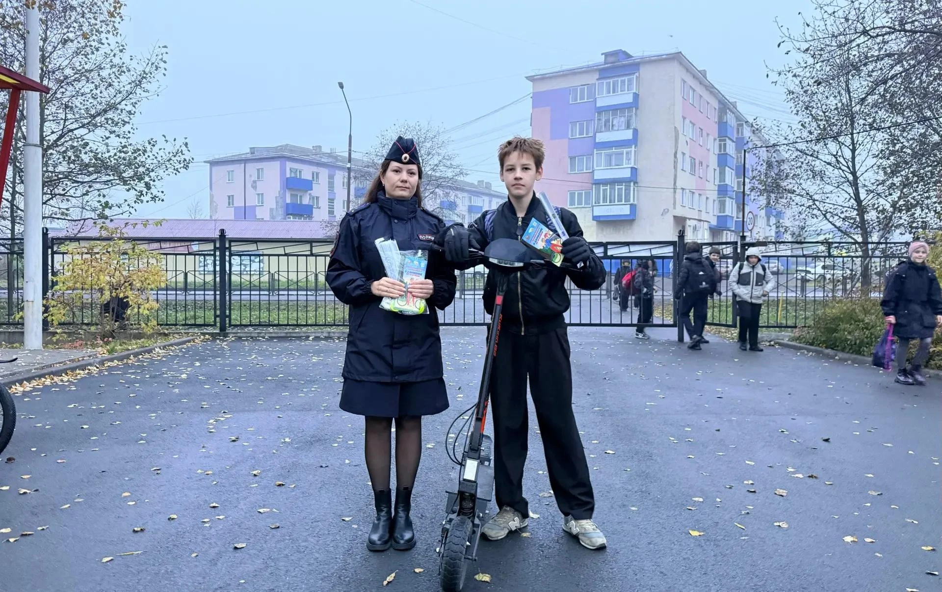 🚓 В Поронайске сотрудники ГАИ напомнили детям о правилах движения на электросамокатах
