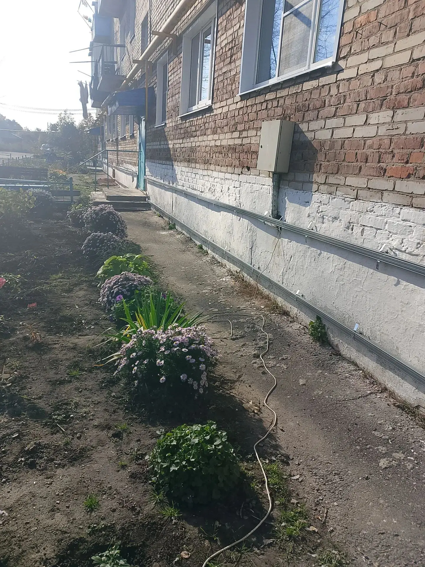 Обновляем цоколь многоквартирного дома.