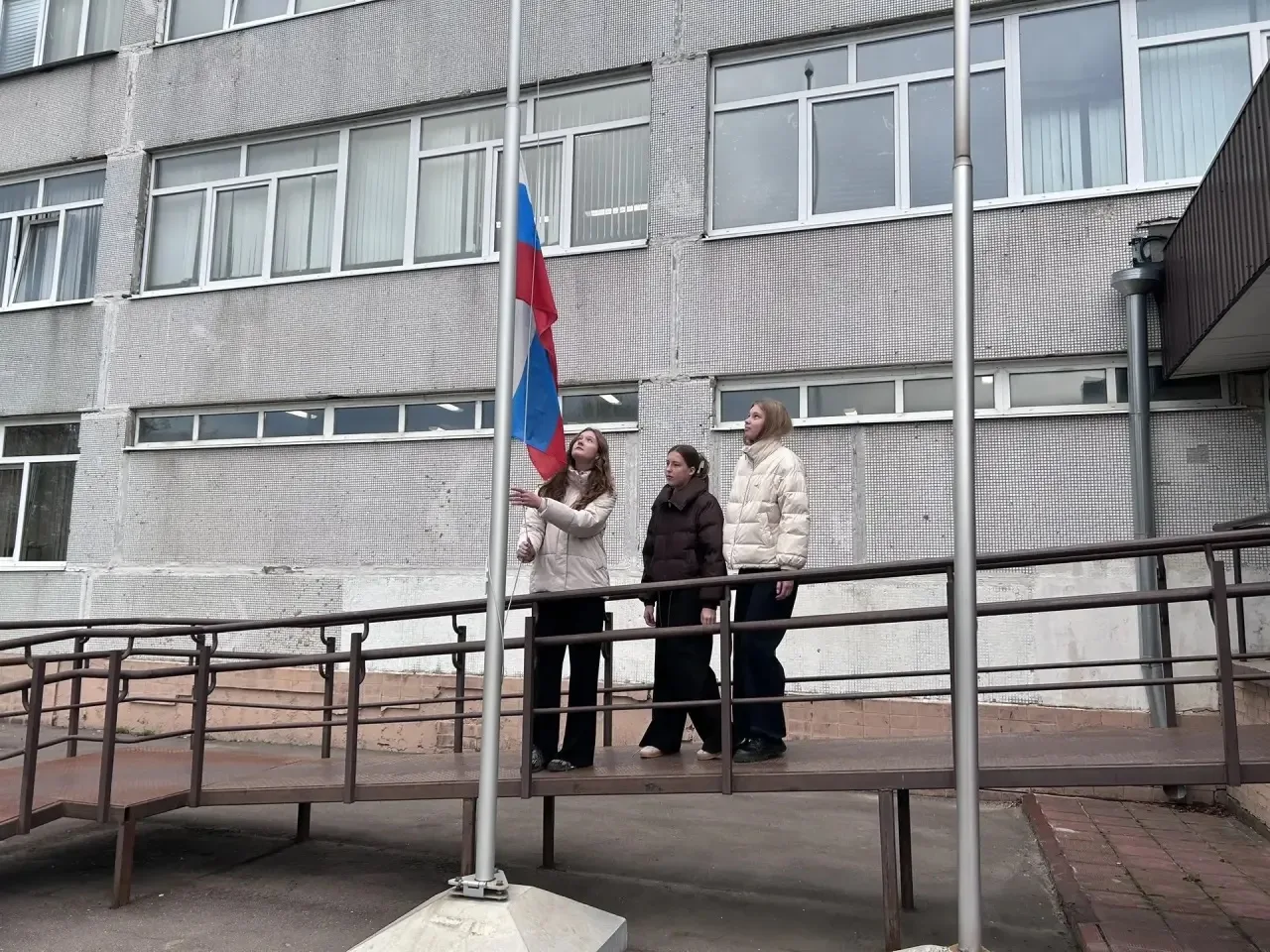 🇷🇺Сегодня на торжественной линейке флаг РФ поднимали победители группового этапа по б...