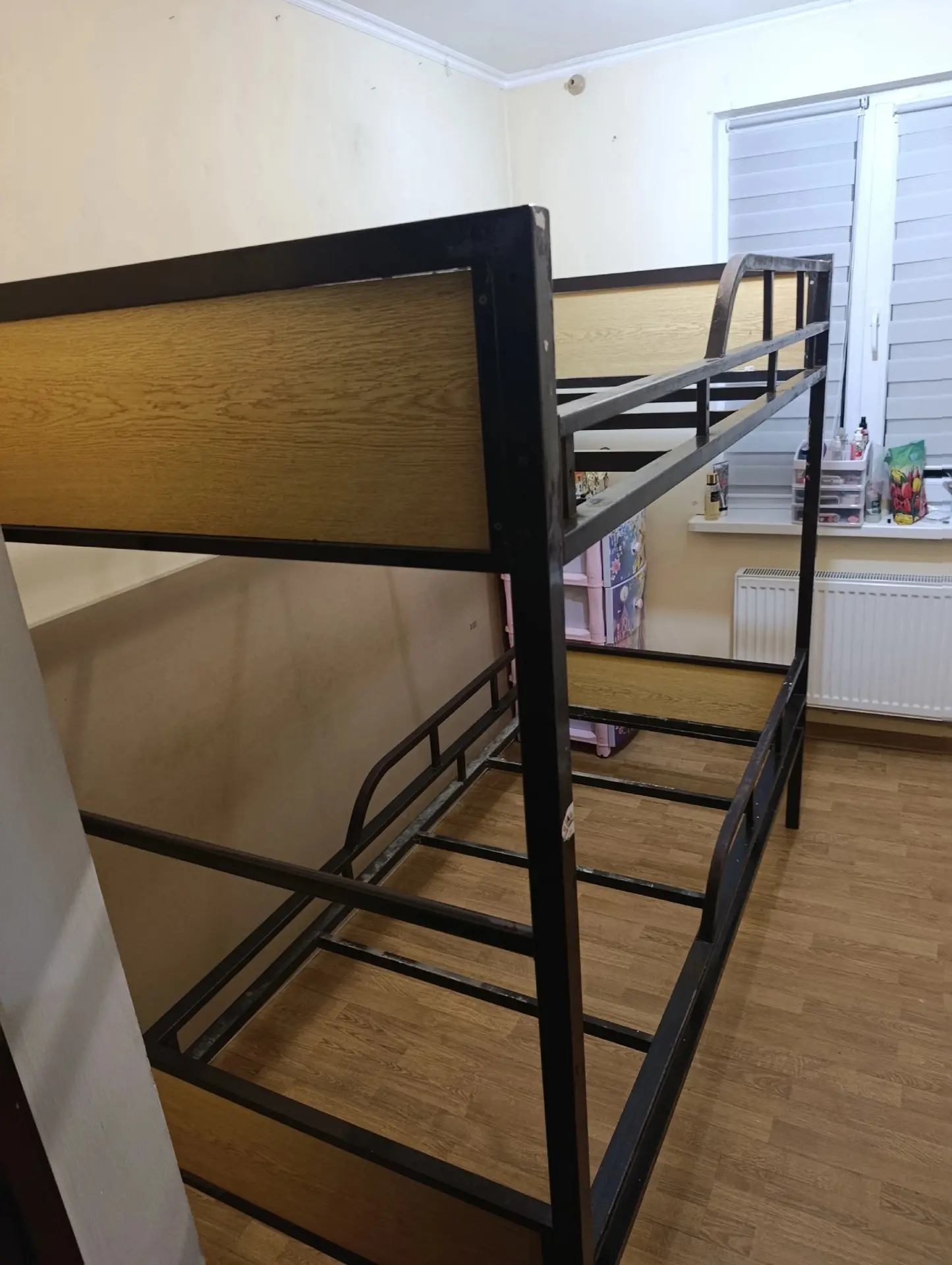 Продам кровать двухъярусная крепкая в хорошем состоянии. 7000р. 79785792366.