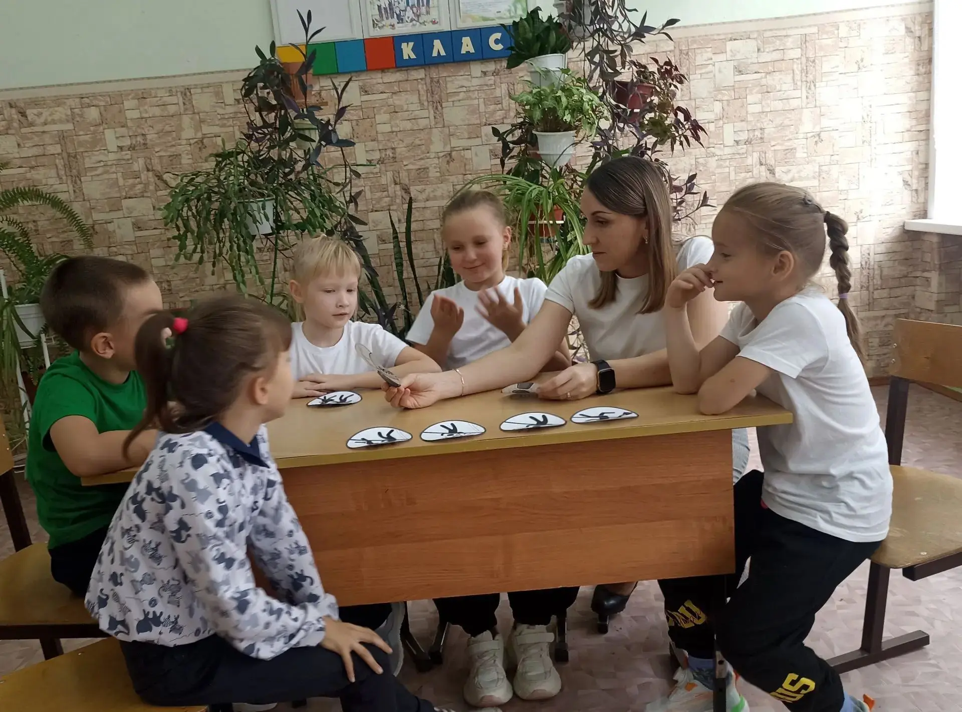 В 1,3 классах прошёл классный час на  тему : "Просто шалость или хулиганство?"