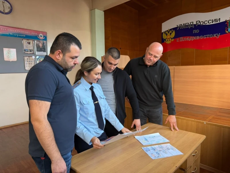 Дети сотрудников УМВД Владивостока приняли участие в конкурсе детского рисунка «Мои род...