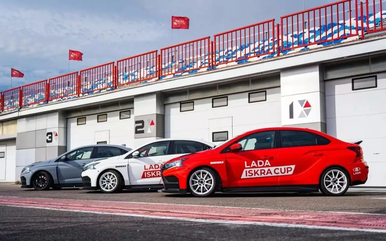 АвтоВАЗ показал гоночную Lada Iskra за 7 млн рублей.