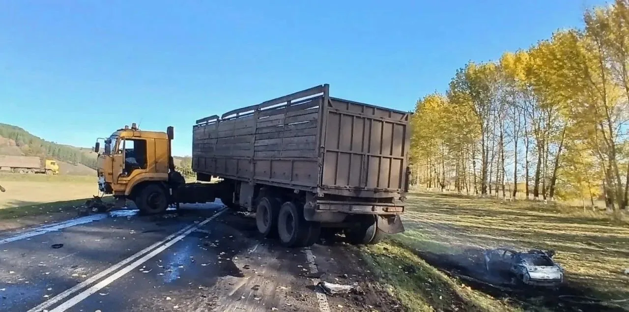 😱Иномарка сгорела после столкновения с грузовиком в Татарстане