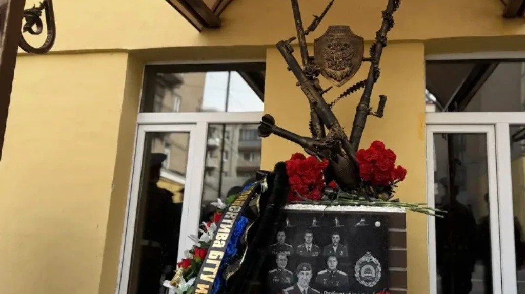 На территории БГИТУ открыли памятник погибшим бойцам спецоперации
