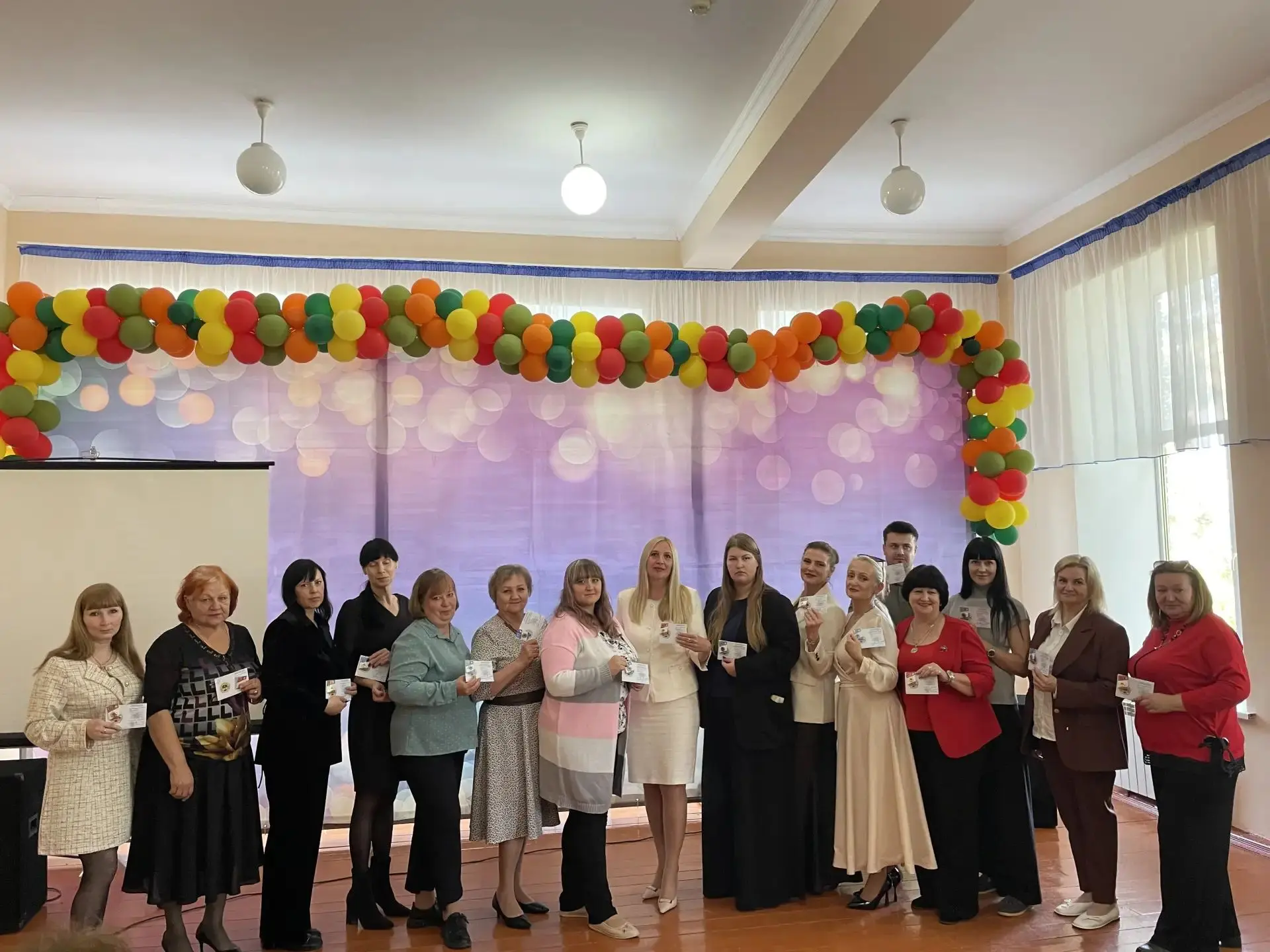 🔥В Первой Александровской школе на День учителя чествовали педагогов, которые получили...