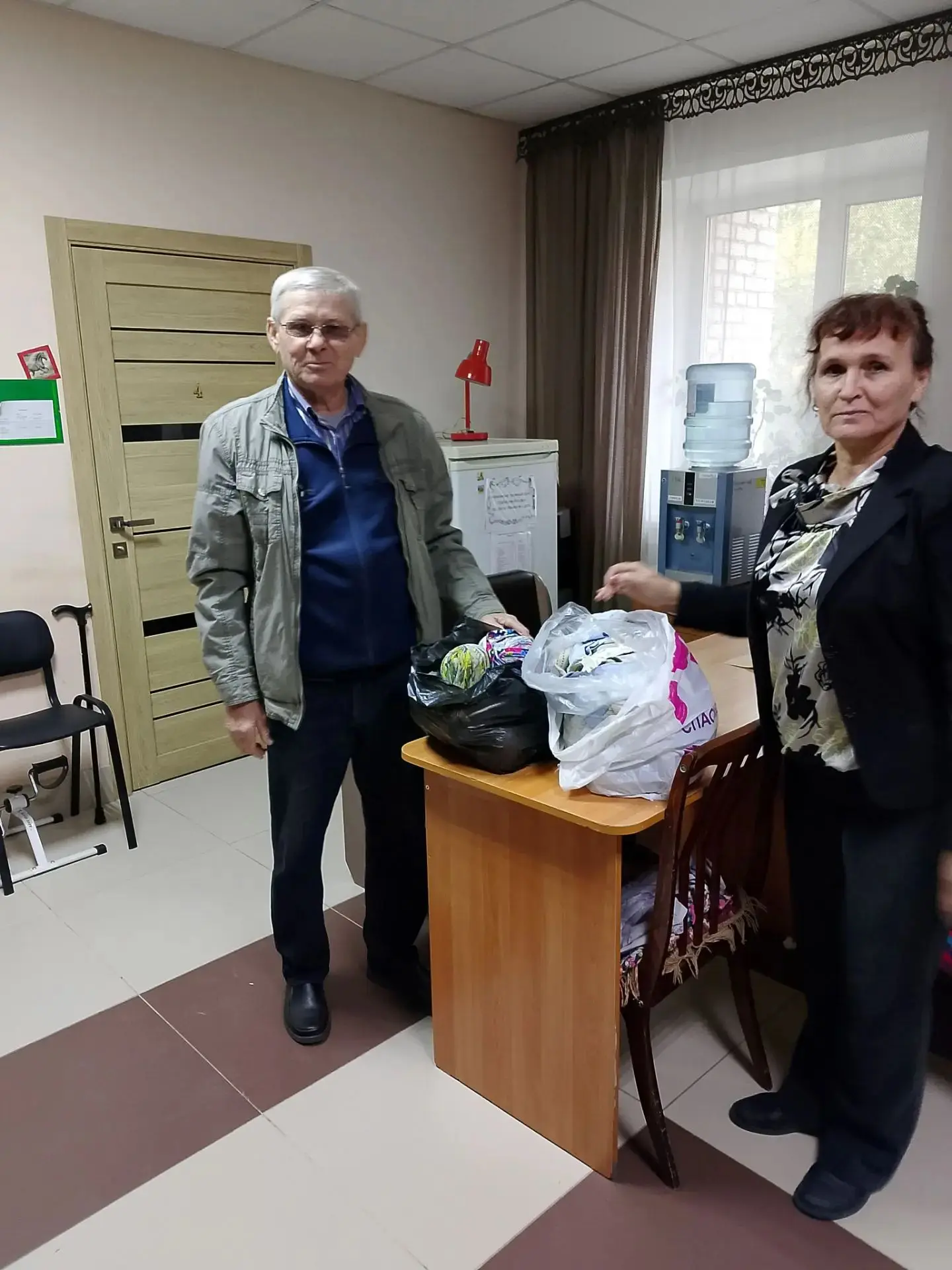 Совет ветеранов в очередной раз передал лоскутки и клубочки ниток для рукоделия в Нович...