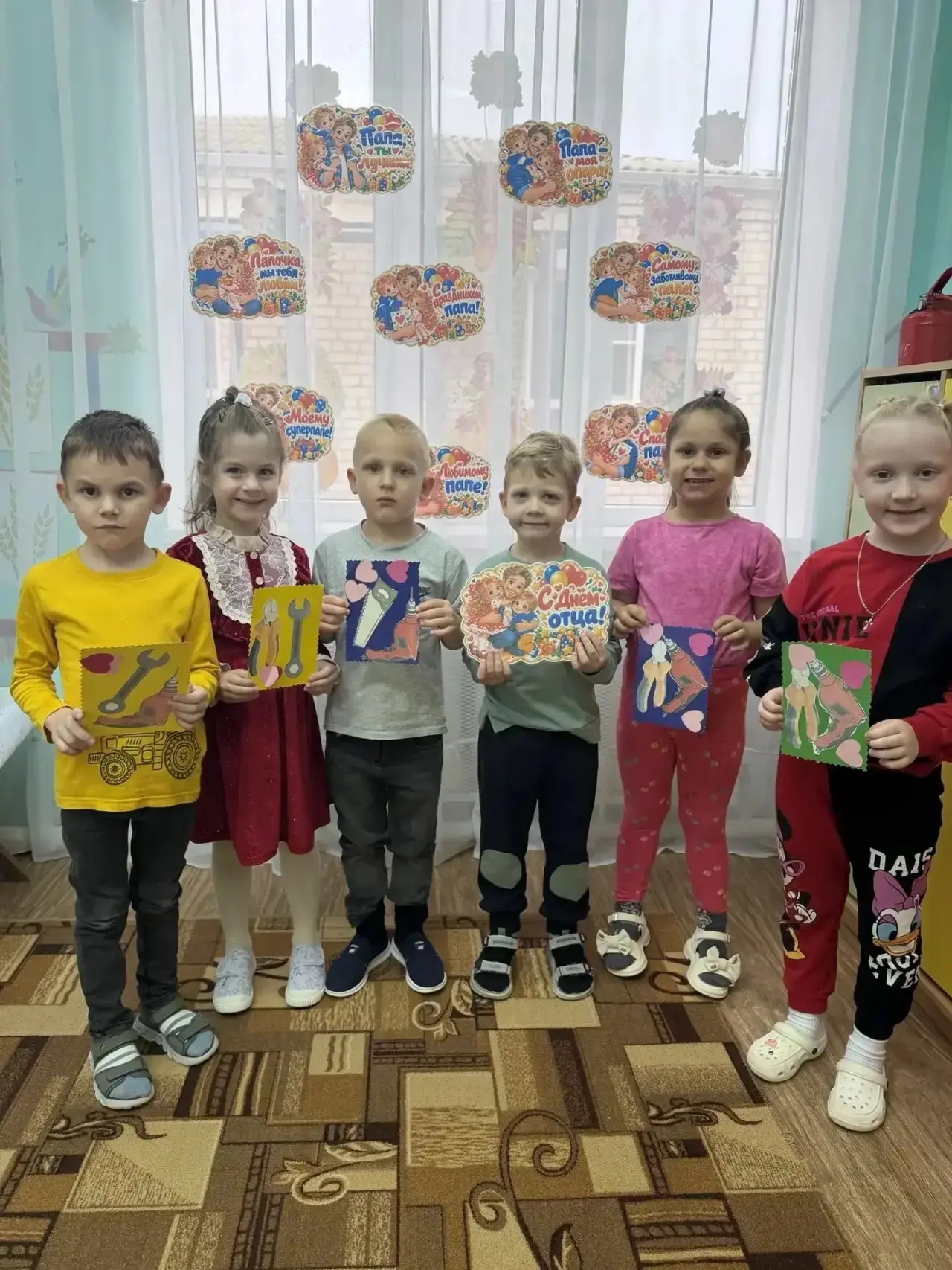 Накануне праздника — Дня отца — ребята группы «Пчёлки» с любовью и старанием подготовил...