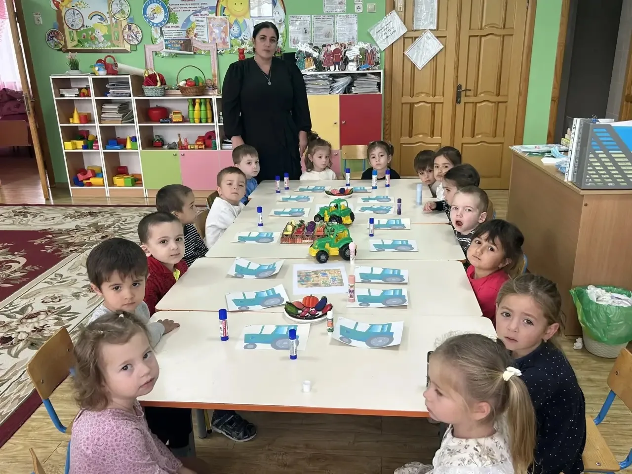 Аппликация «Зелёный трактор» во второй младшей группе в рамках проекта «Добрые игры»: