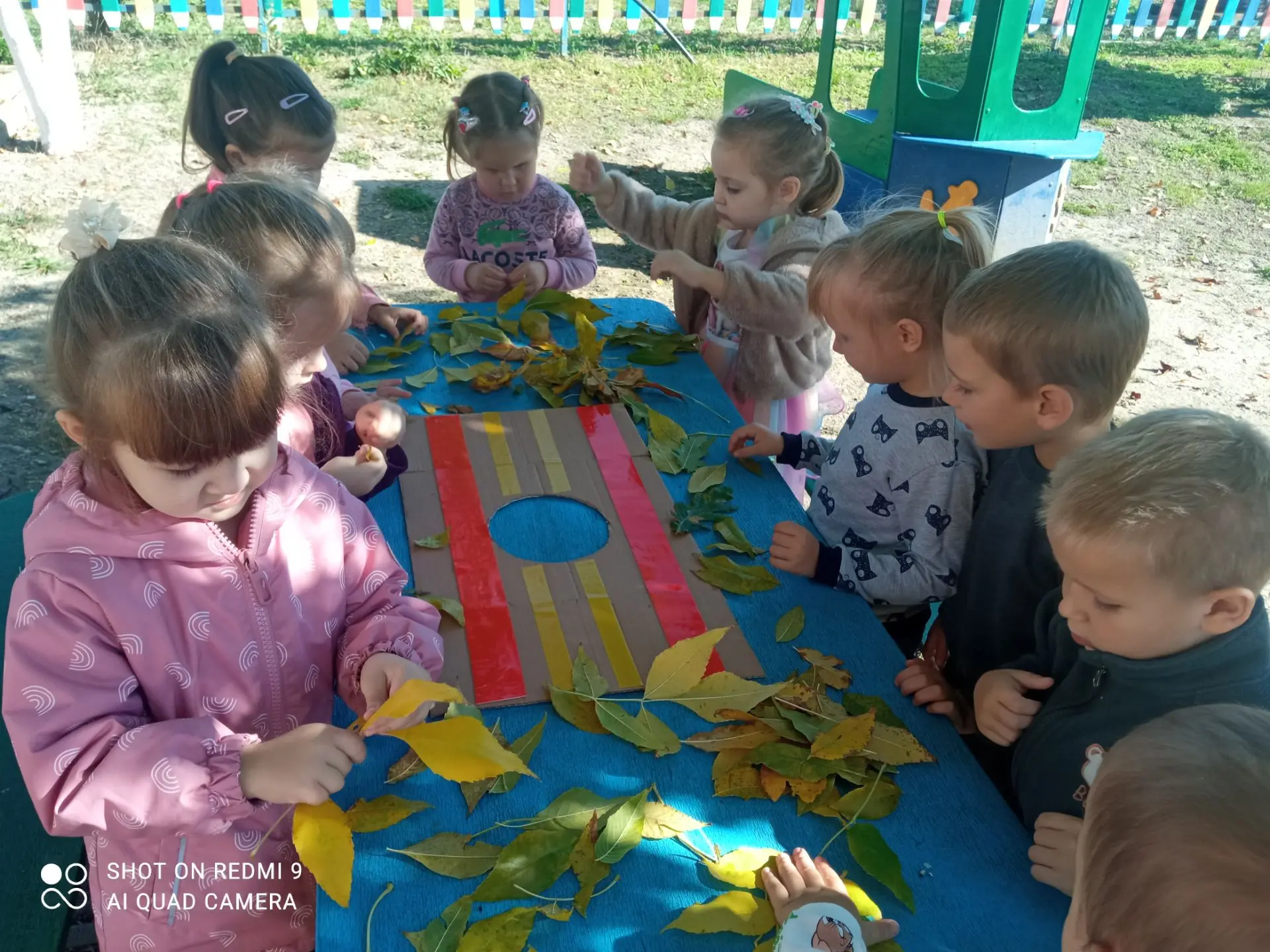 В средне- младшей группе мы с ребятами сделали чудесную осеннюю рамку на прогулке, кото...