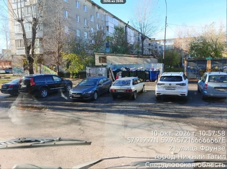 С начала октября в Нижнем Тагиле график вывоза мусора срывался 57 раз из-за припаркован...