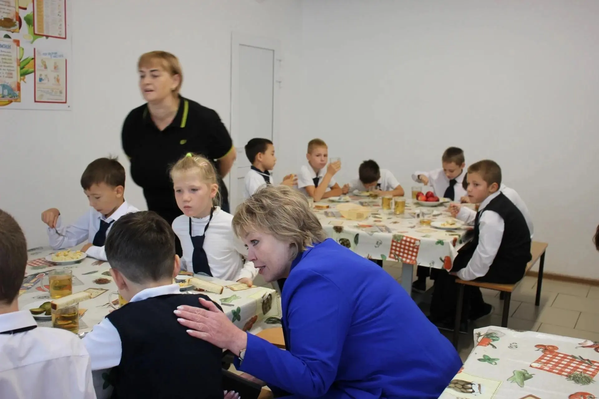 В Керчи снова проверяли еду в школах. Ложкой и калькулятором