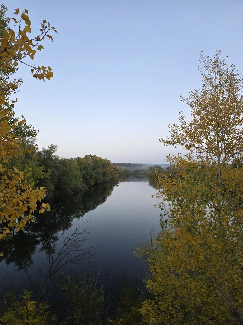 🍂 В городе уже чувствуется осень. Пожелтели деревья.
