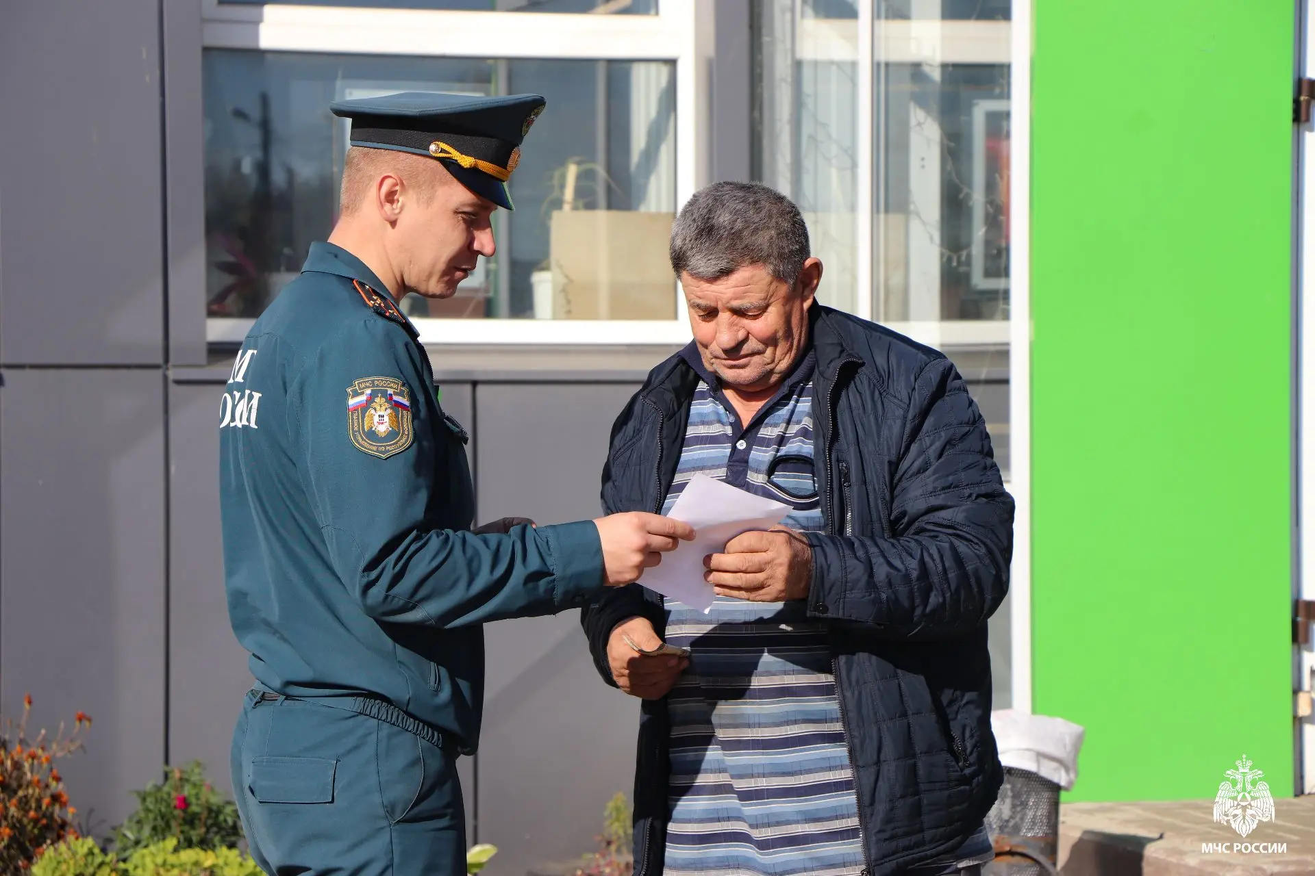 Сотрудники государственного пожарного надзора продолжают профилактическую работу с насе...