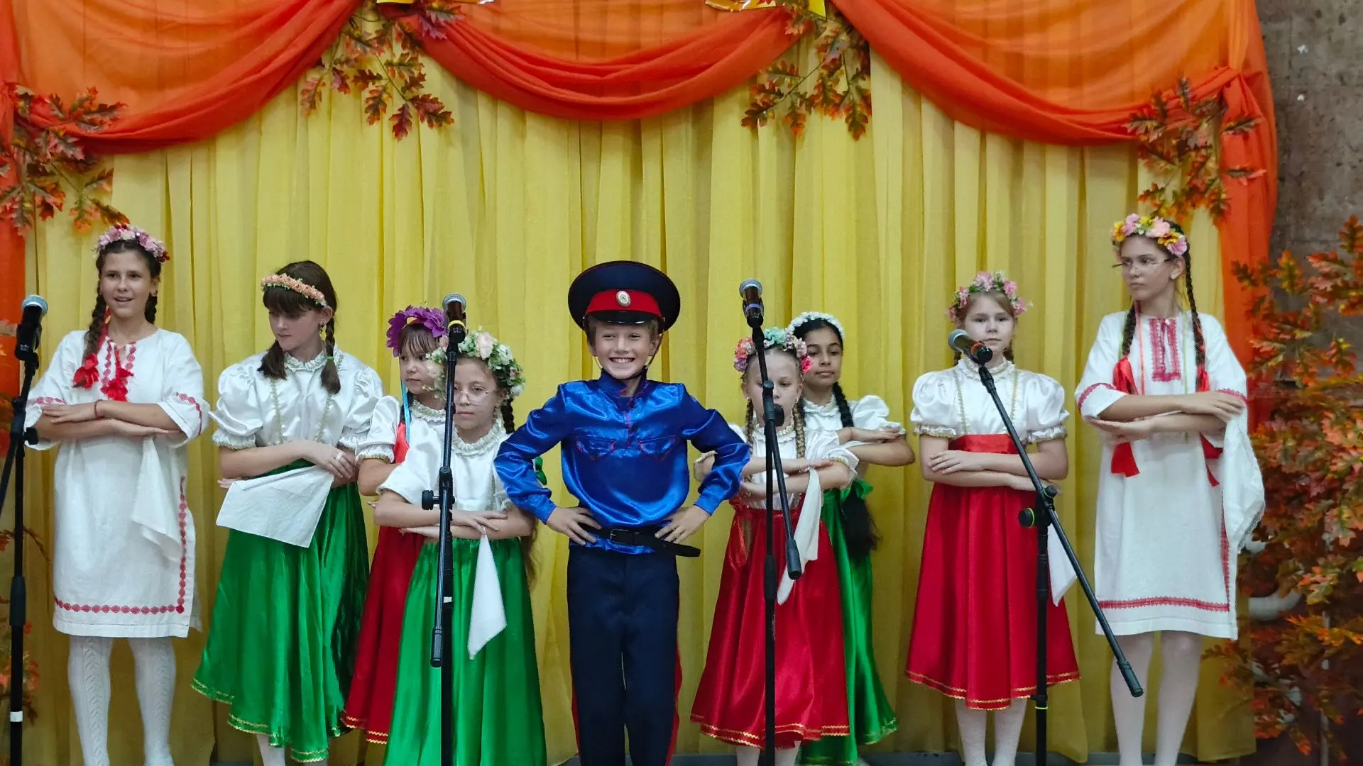 А сейчас на сцене казачата из городской школы №5.