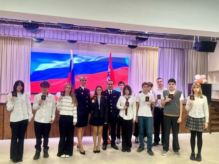 В Новосибирске 14-летним школьникам вручили первые паспорта